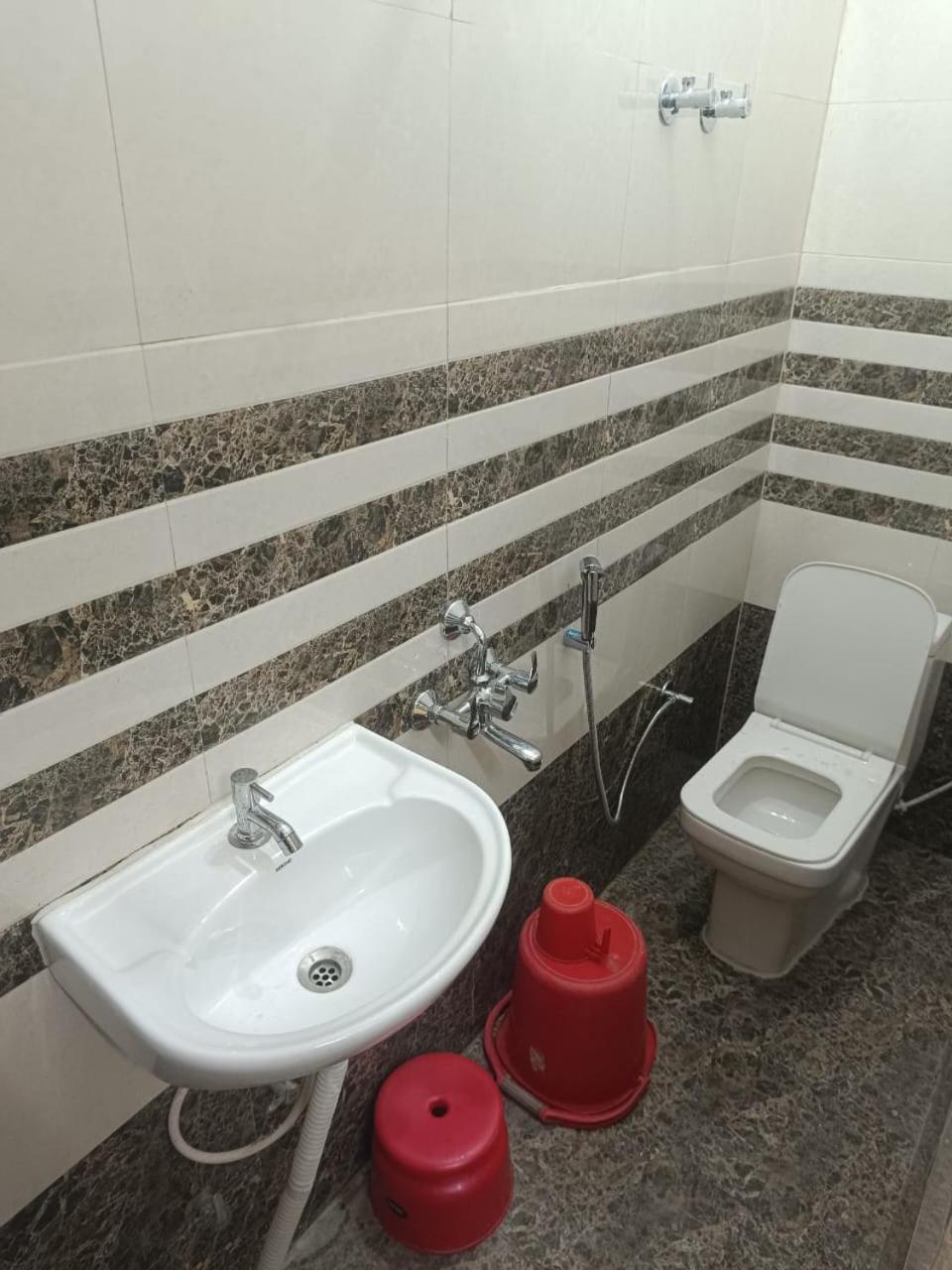 ורנאסי Jpm Guest House מראה חיצוני תמונה