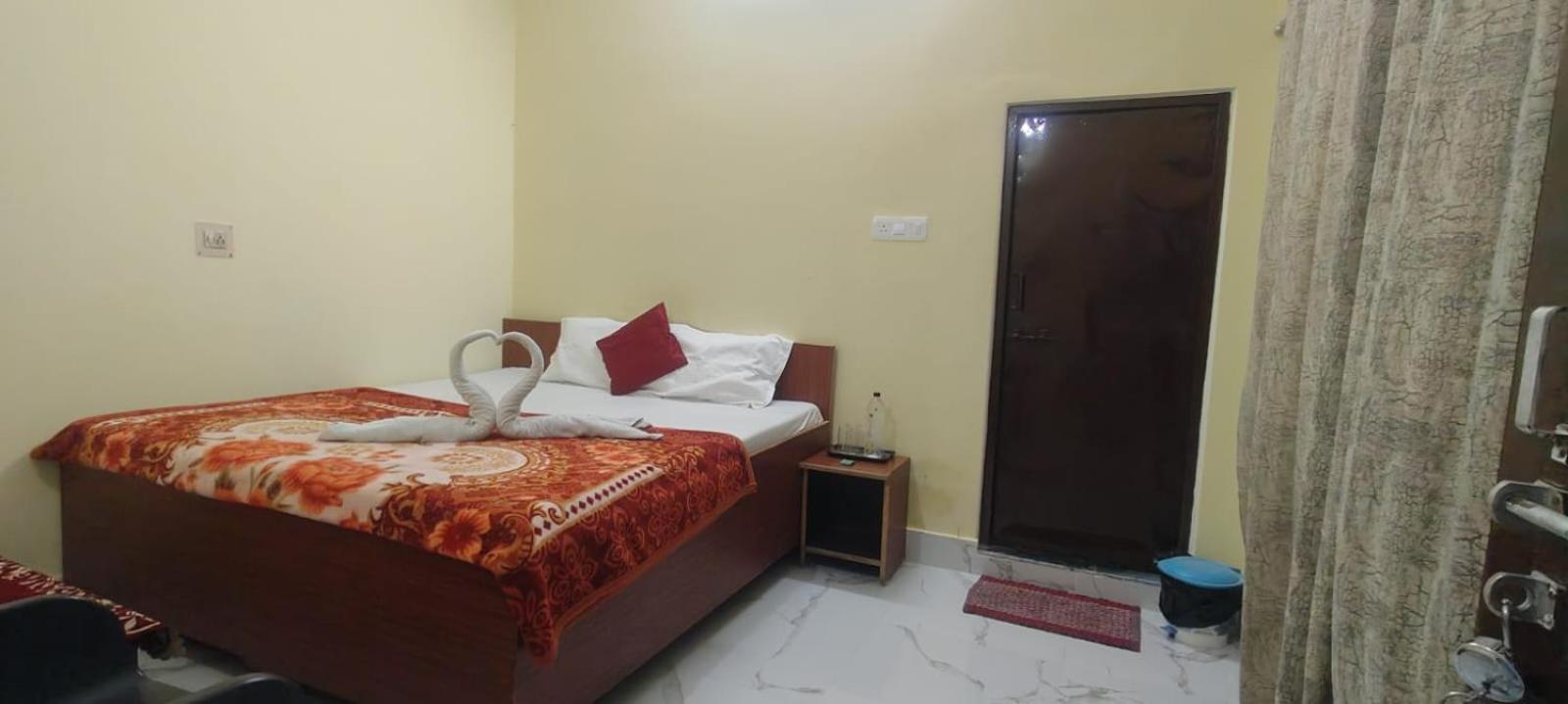 ורנאסי Jpm Guest House מראה חיצוני תמונה