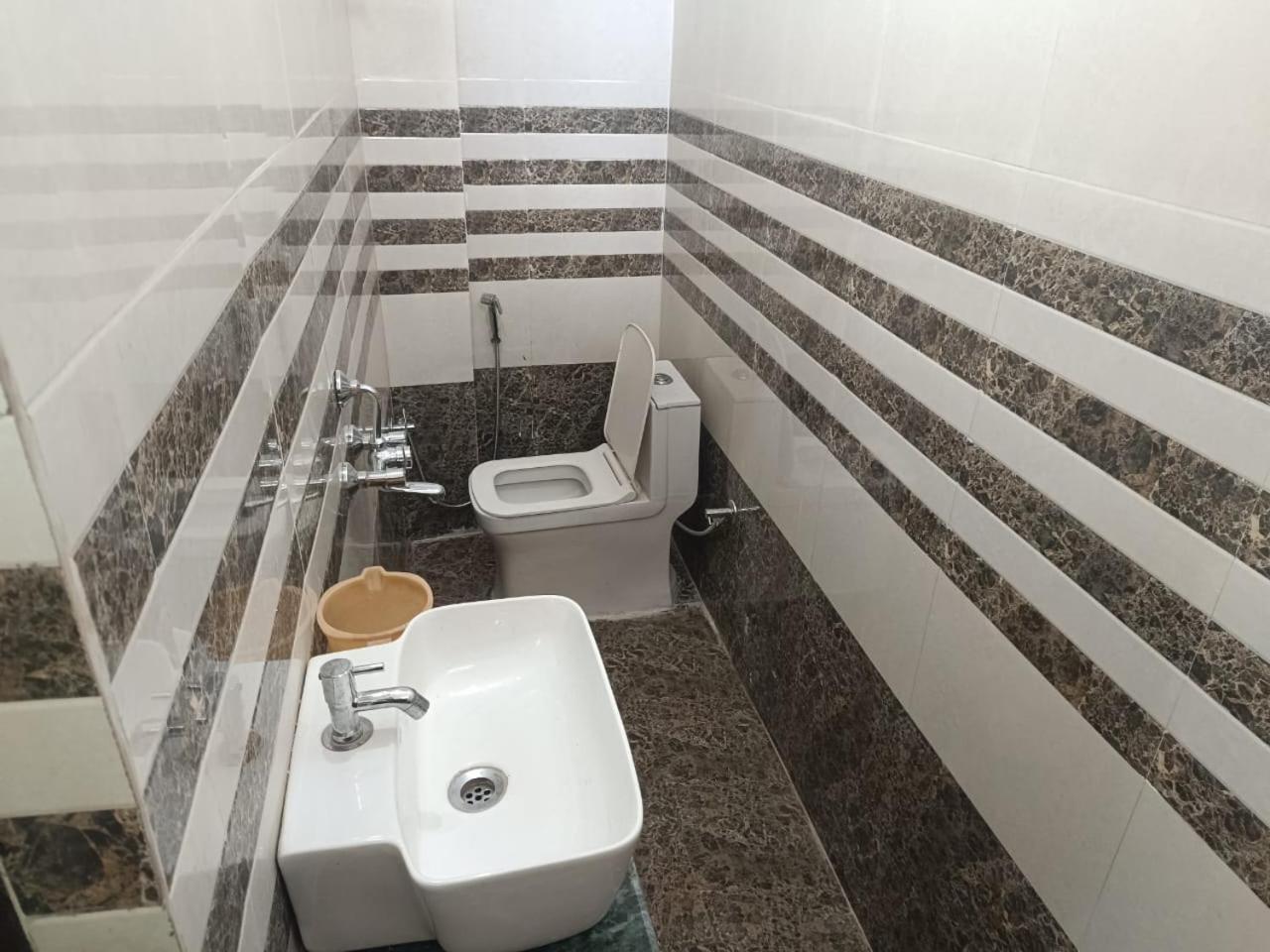 ורנאסי Jpm Guest House מראה חיצוני תמונה