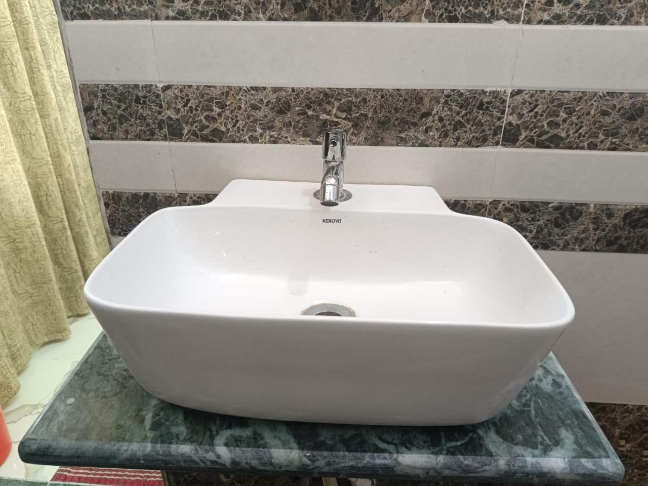 ורנאסי Jpm Guest House מראה חיצוני תמונה