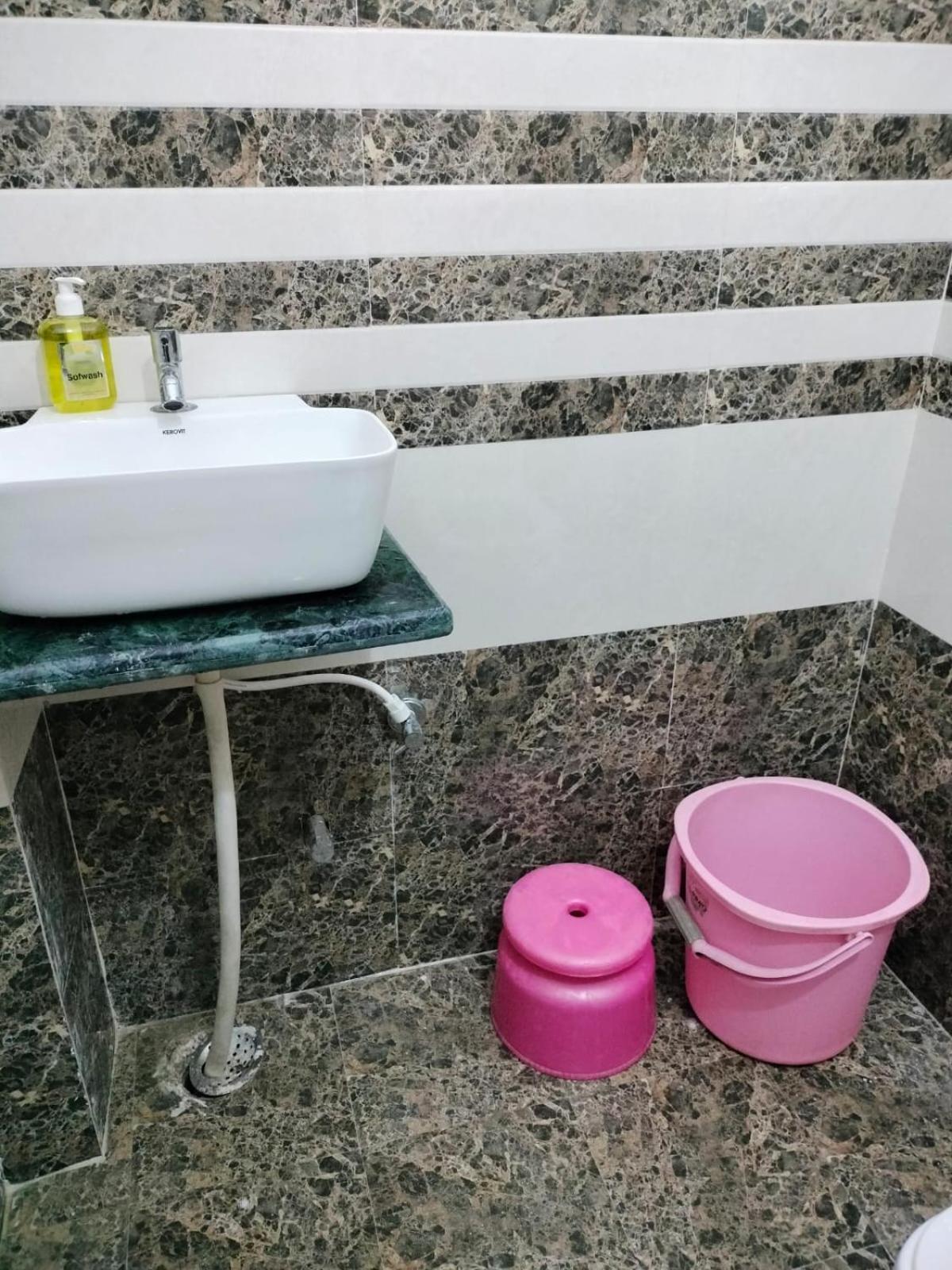 ורנאסי Jpm Guest House מראה חיצוני תמונה