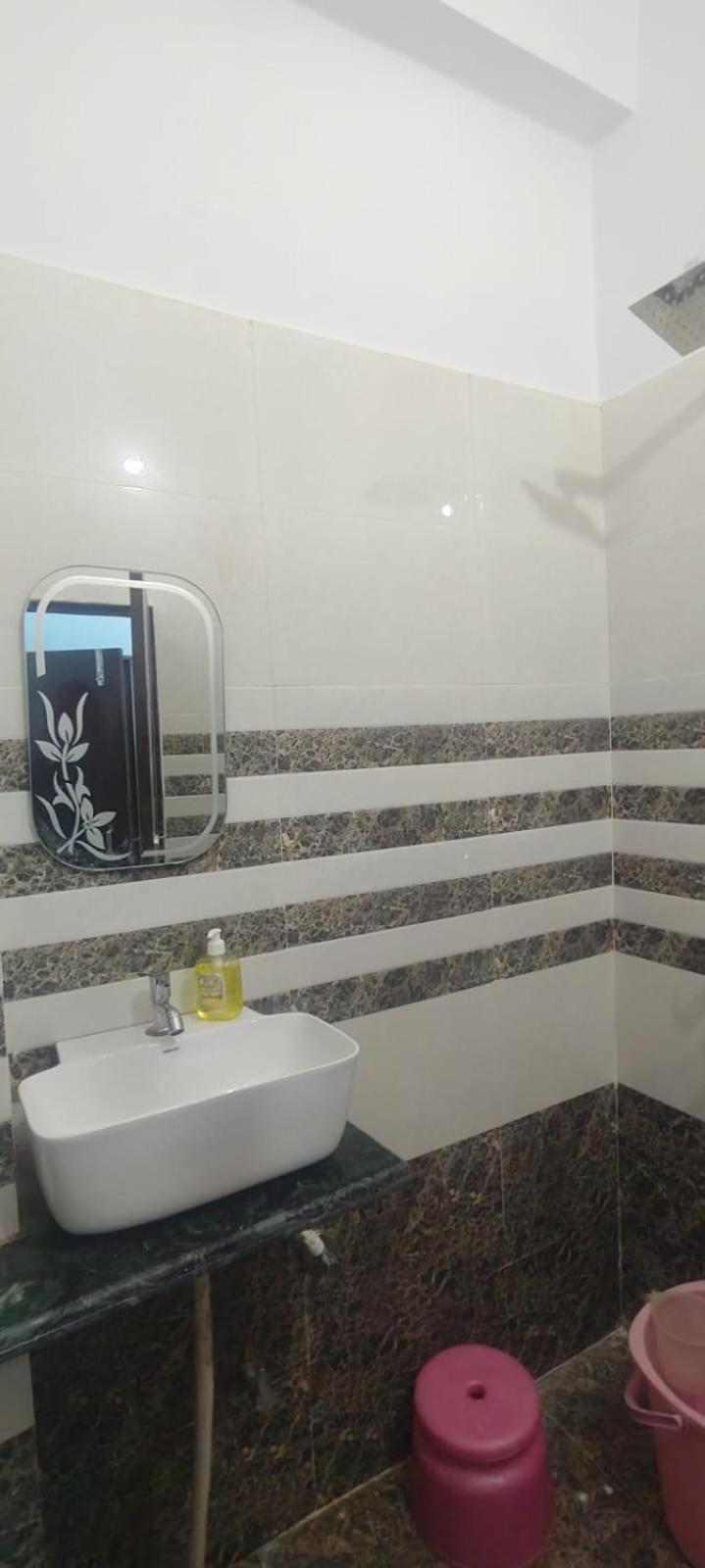 ורנאסי Jpm Guest House מראה חיצוני תמונה