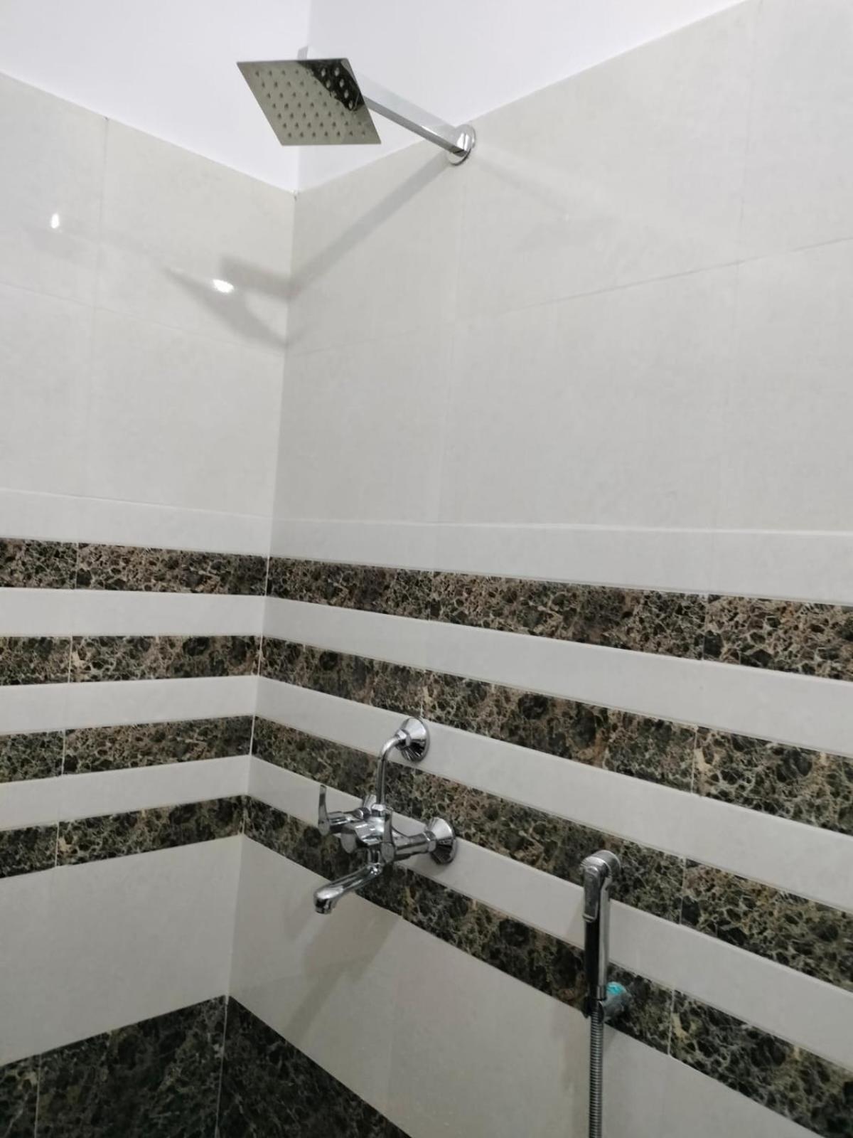 ורנאסי Jpm Guest House מראה חיצוני תמונה